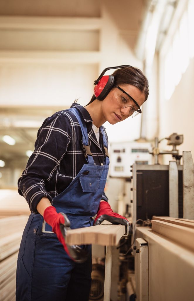 Falegname con indumenti da lavoro personalizzati