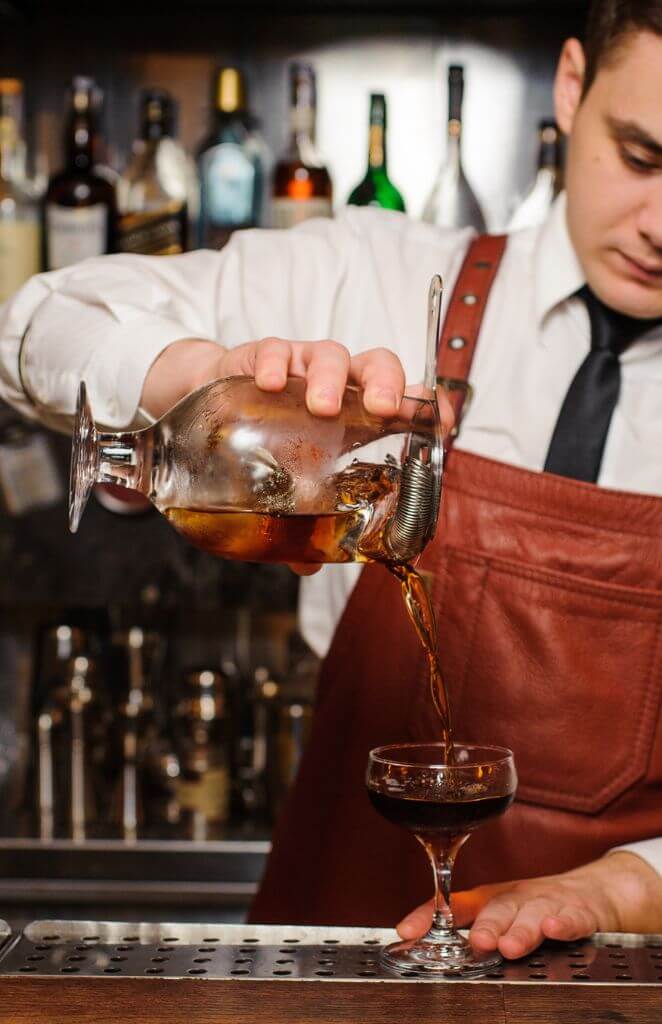 Barista con abbigliamento professionale personalizzato