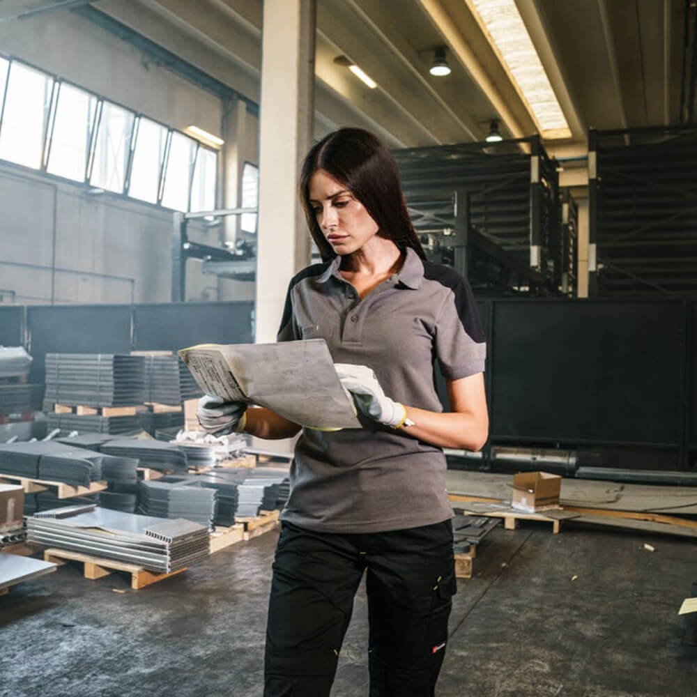 Una donna che lavora con una t-shirt da lavoro personalizzata